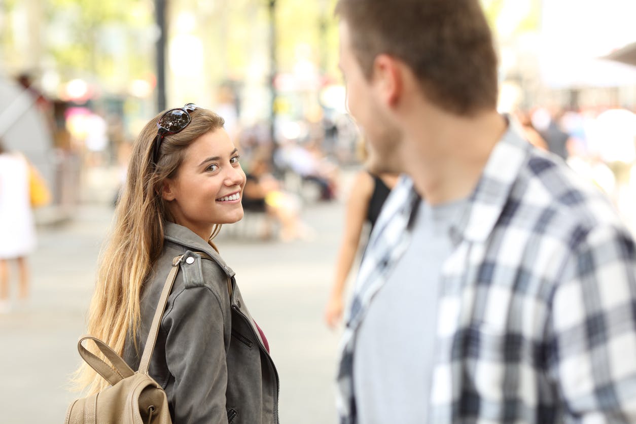 ナンパされる女性の6つの特徴 ナンパされたい女性が知っておくべき秘訣 出会いをサポートするマッチングアプリ 恋活メディア 恋愛会議