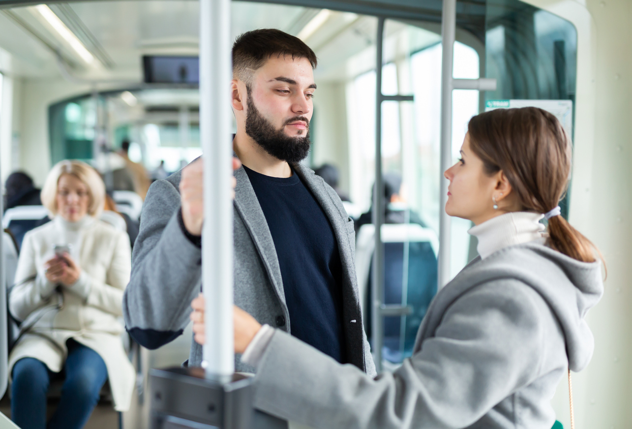 電車でナンパしてもいい 迷惑がられず気になる女性をナンパする6つの秘訣 出会いをサポートするマッチングアプリ 恋活メディア 恋愛会議