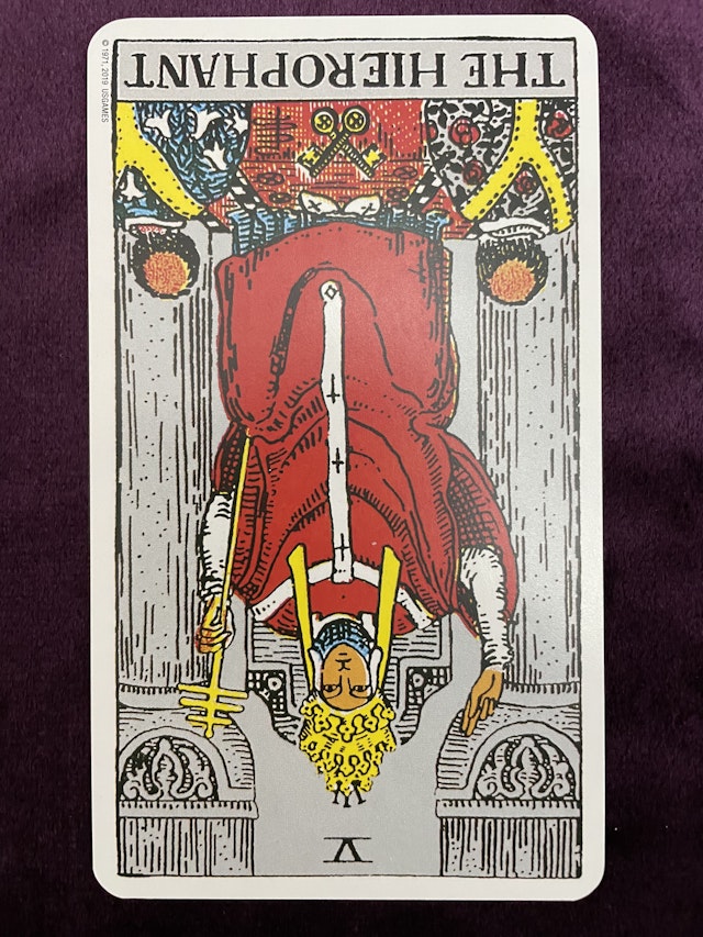 タロットカード占い法王の逆位置が示すもの