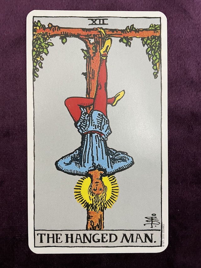 タロットカード占い吊るされた男の正位置が示すもの