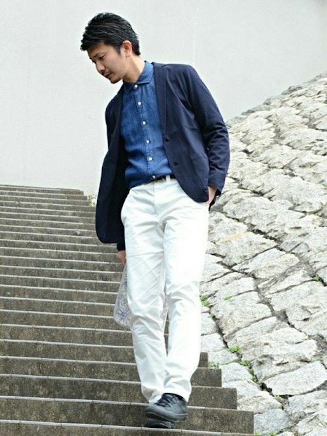 春夏は、着るものに迷ったらネイビーと白でOK。日本人の肌色にはネイビーが映えます。シンプルすぎてつまらないという人はベルトや靴、バッグなどでアクセントをつけましょう。