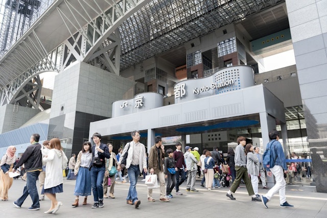 マッチングアプリ 3. 初めて会う時は短時間、駅近で約束する